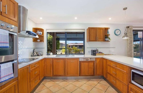 Broadbeach Waters House | La Vida Coastal Luxury with Pool Broadbeach
