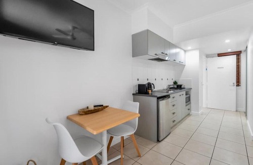 Trinity Beach Hotel | Laguna Edge - Swim-Out Studio, near Sea & Dining