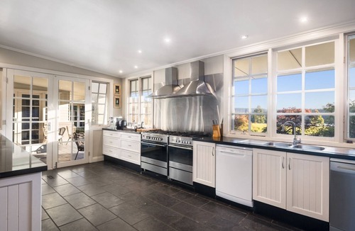 Kangaroo Valley House | Lake David Luxe Lakehouse Getaway