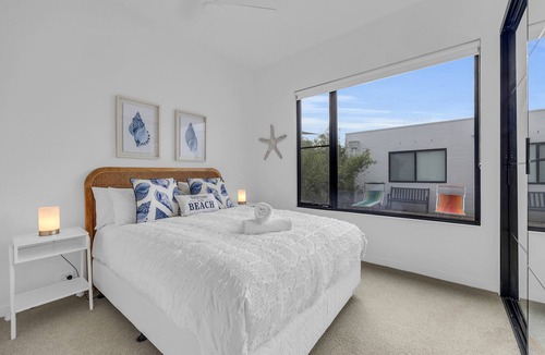 Merimbula Cabin | Lake Front: 3 Bedroom: Spa