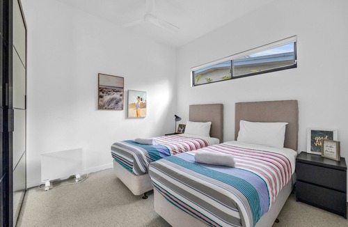 Merimbula Cabin | Lake Front: 3 Bedroom: Spa