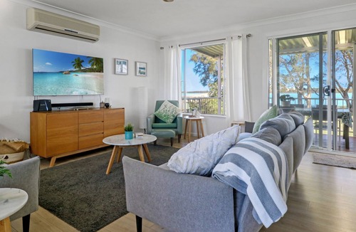 Budgewoi House | Lake Front Home Relax Unwind