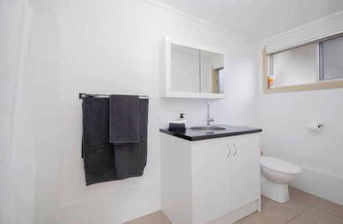 Tuggerawong House | Lake House Studio A Peaceful Waterfront Hideaway