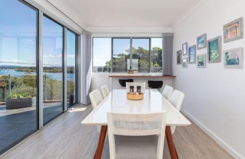 Forster House | Lake Reflections