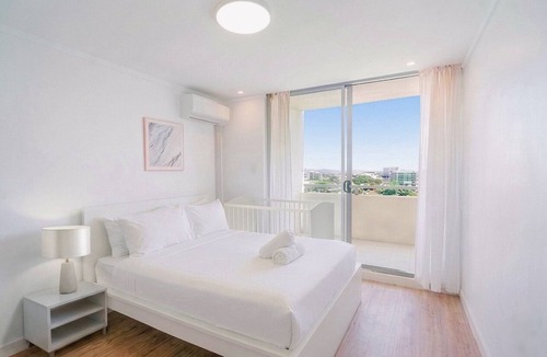 Wolli Creek Apartment | Lake View 3BR Close to City, Airport, Parking
