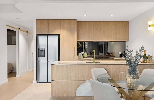 Avoca Beach Apartment | Lake View Art Apt | Walk to Beach
