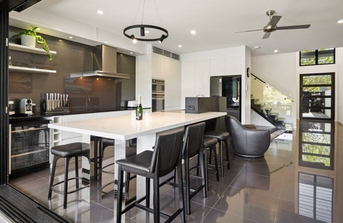 Maroochydore House | Lakefront Lux-3 Levels-Sauna, Cold Plunge & Pool