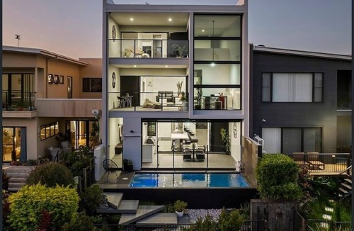 Maroochydore House | Lakefront Lux-3 Levels-Sauna, Cold Plunge & Pool