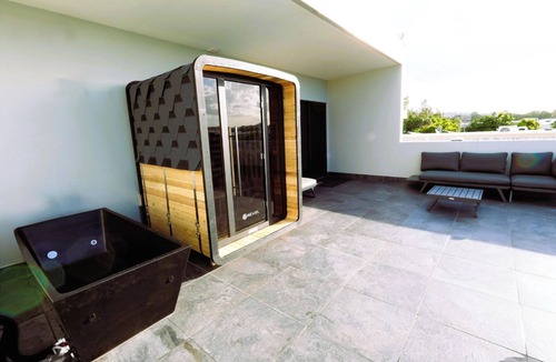 Maroochydore House | Lakefront Lux-3 Levels-Sauna, Cold Plunge & Pool