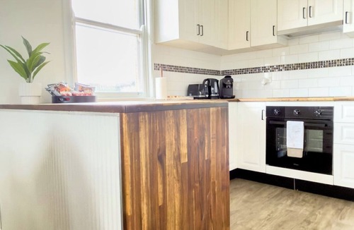 Koonawarra House | Lakefront Retreat | Pets+Parking | Games+Backyard