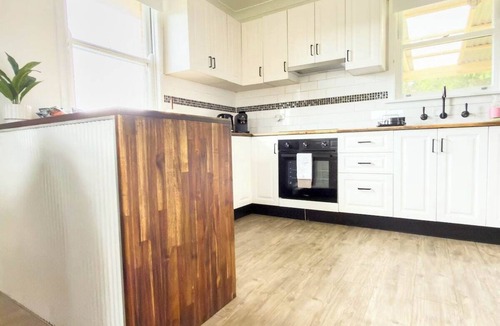 Koonawarra House | Lakefront Retreat | Pets+Parking | Games+Backyard