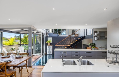 Wamberal House | Lakefront. Terrigal Beach Walk. Sleeps 10