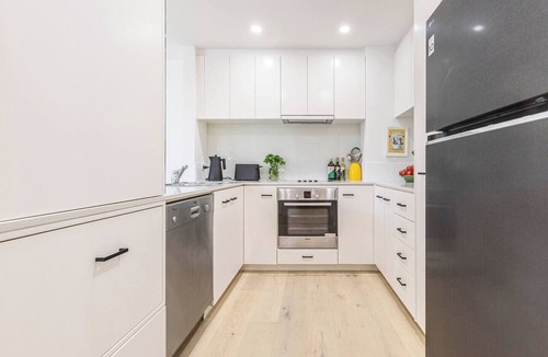 South Melbourne Apartment | Lakeside Glow Stylish Retreat near Beach and Markets