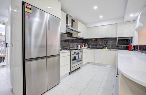 Gungahlin Villa | Lakeview Family Retreat: Canberra-Cozy Townhouse!