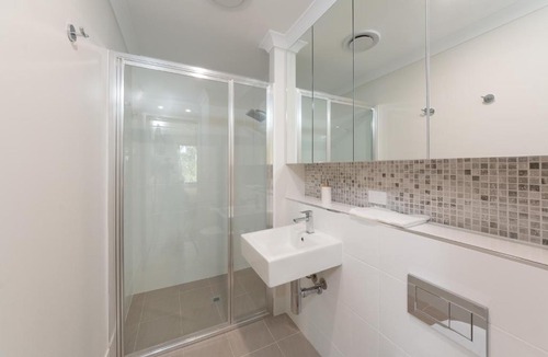 Rockingham Apartment | Lakeview Suite 19