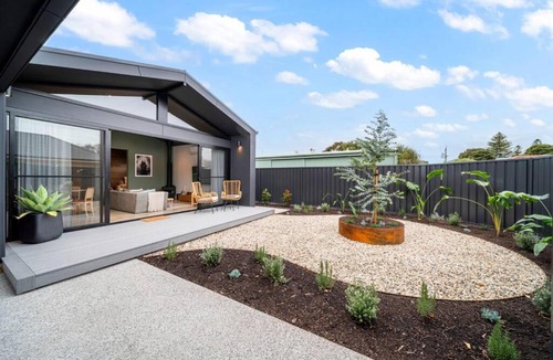 Grange House | Laneway Retreat - Cosy Coastal Convenience
