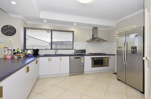 Kinross House | Large 4-bedroom 2-bathroom home sparkling pool + pool table walk to shops & cafe