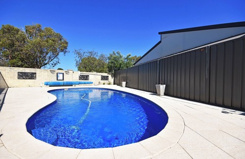 Kinross House | Large 4-bedroom 2-bathroom home sparkling pool + pool table walk to shops & cafe
