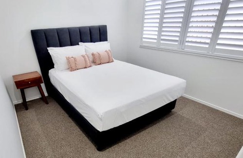 Urraween House | Large and Private Executive Home - Secure parking for boats