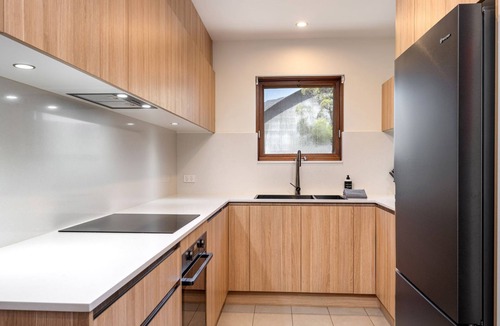 Thredbo Ski Chalet | Large Chalet style apartment 3 minutes walk from Friday Flat.