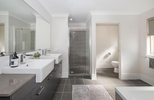 Northgate House | Large house 7 mins from Airport
