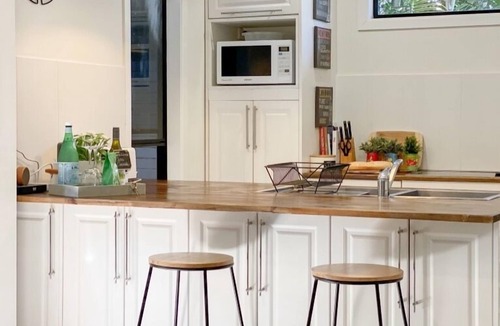 Corinda Apartment | Large modern apartment in leafy lifestyle cafe precinct