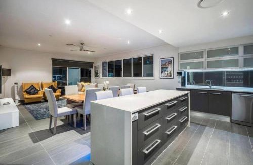 Surfers Paradise House | Large Spacious 4BR4B Surfers Villa with Pool 1