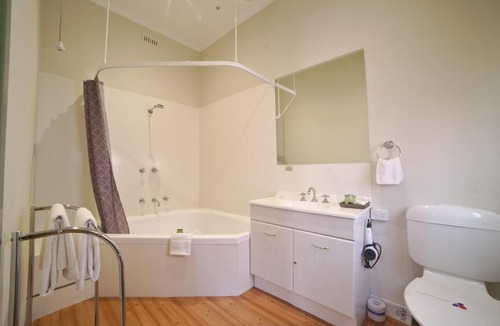 Soldiers Hill Apartment | Large Studio Apartment with spa Central Ballarat