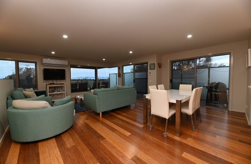 Waratah House | Large Waratah Bay Beach House. Wweeping views of Wilsons Prom & 400m to beach.