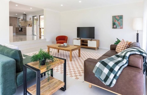 Bonny Hills House | Le Palmier - Palms on Rodley St