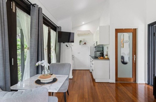 Daisy Hill House | Leafy 1BR Retreat with Pool and Parking in Daisy Hill