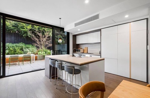 Caulfield North House | Leafy Caulfield Townhouse - (pool, car park, BBQ)