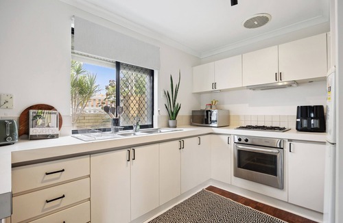 North Perth Apartment | Leafy courtyard Pet friendly Free parking
