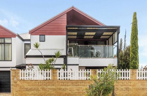 North Perth Apartment | Leafy courtyard Pet friendly Free parking