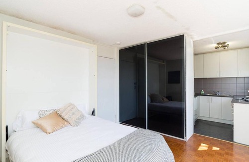 Paddington Apartment | Leafy Paddington Studio with Harbour Views