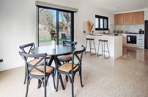 Benalla West House | Leafy Retreat - Benalla