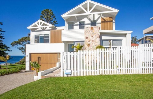Shellharbour House | LegaSea Lodge - Pet Friendly Beachfront Plunge Pool