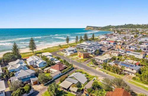 North Creek House | Lennox Beach Shack Classic Coastal Stay Near the Beach | Winter Escape Deal | Stay Longer & Save | 1 June – 31 August