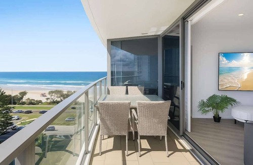 Surfers Paradise Apartment | Level 11 Ocean view Escape