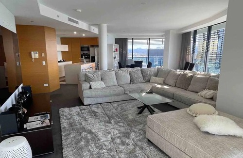Broadbeach Apartment | Level 31- 4 Bed Broady Lux Oracle Sub pent sleep 9 + child