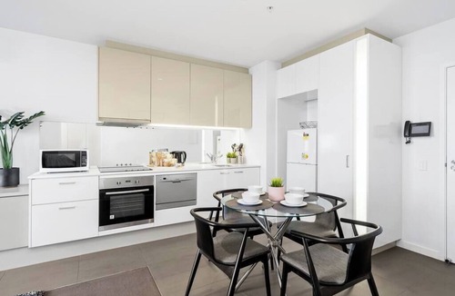 Richmond Apartment | LILLY - Sky High Stunner POOL GYM