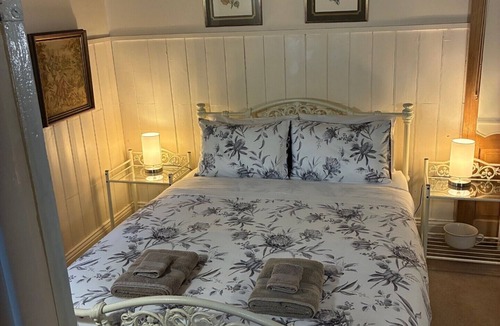 Jamieson Cottage | Lily Cottage for Couples