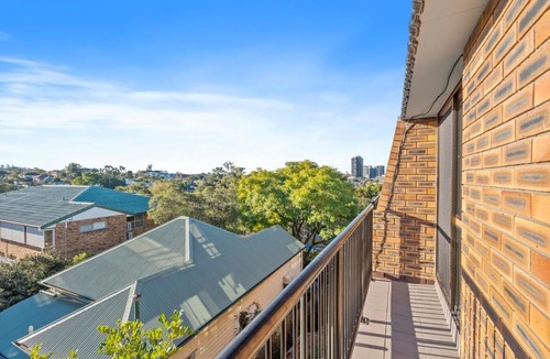 Auchenflower Apartment | Lima Street Light & Leafy, Walk to Wesley & Rail