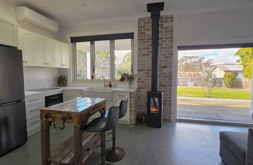 Moss Vale Cottage | Little Possum Retreat | Spa, Fire, Pet Friendly & Walkable