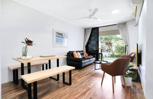 Cairns North Apartment | Living on Lake - Stylish Townhouse with Pool & Patio Near Esplanade