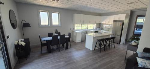 Yarrambat Resort | Lodge 1, Family Luxury Country Retreat Spa & Pool
