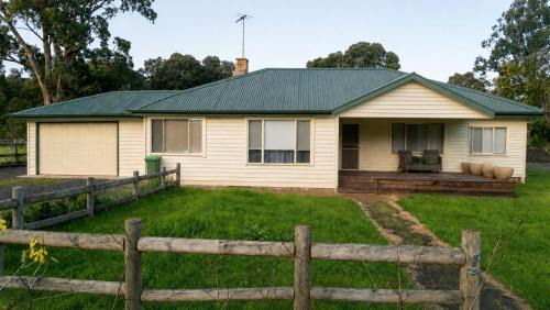 Yarrambat Resort | Lodge 2, Family Luxury Country Retreat Spa & Pool