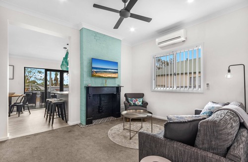 Cessnock House | Love Street Charm - Cosy Cottage in Hunter Valley. 10mins to Wineries & Concerts