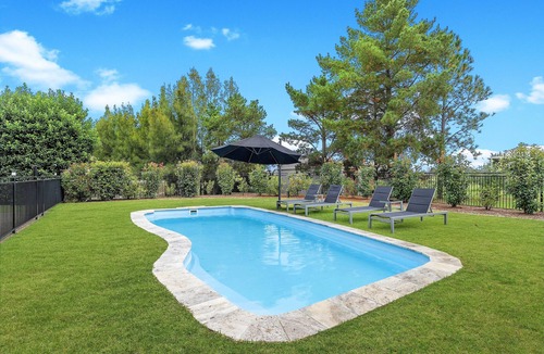 Lovedale House | Lovedale Escape Large family 5 bedroom home with pool, playground, pets welcome