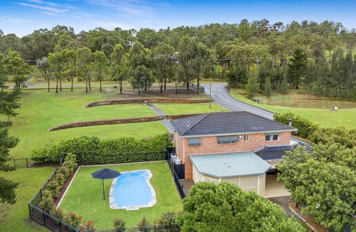 Lovedale House | Lovedale Escape Large family 5 bedroom home with pool, playground, pets welcome